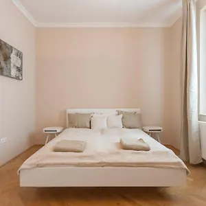 Opera & Basilica 2 Bedrooms With Balcony Apartman