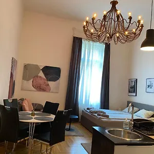 Stylish By The Vígszínház Theater Apartman